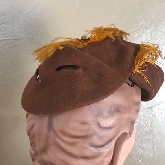 CAPTIVATING 1930s TAN FELT TILT HAT WITH GOLD FEATHERS & TWO RHINESTONE JEWELS main image 4